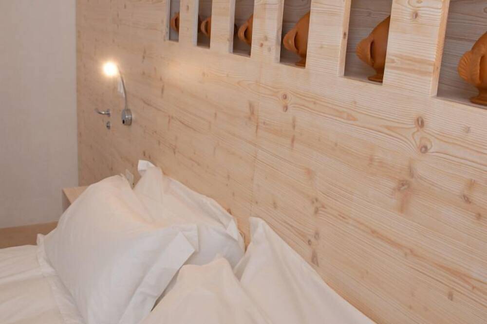 Apartamento entero, Camera matrimoniale, ambiente ricercato, arredato ed impreziosito. in Lecce, Provincia de Lecce