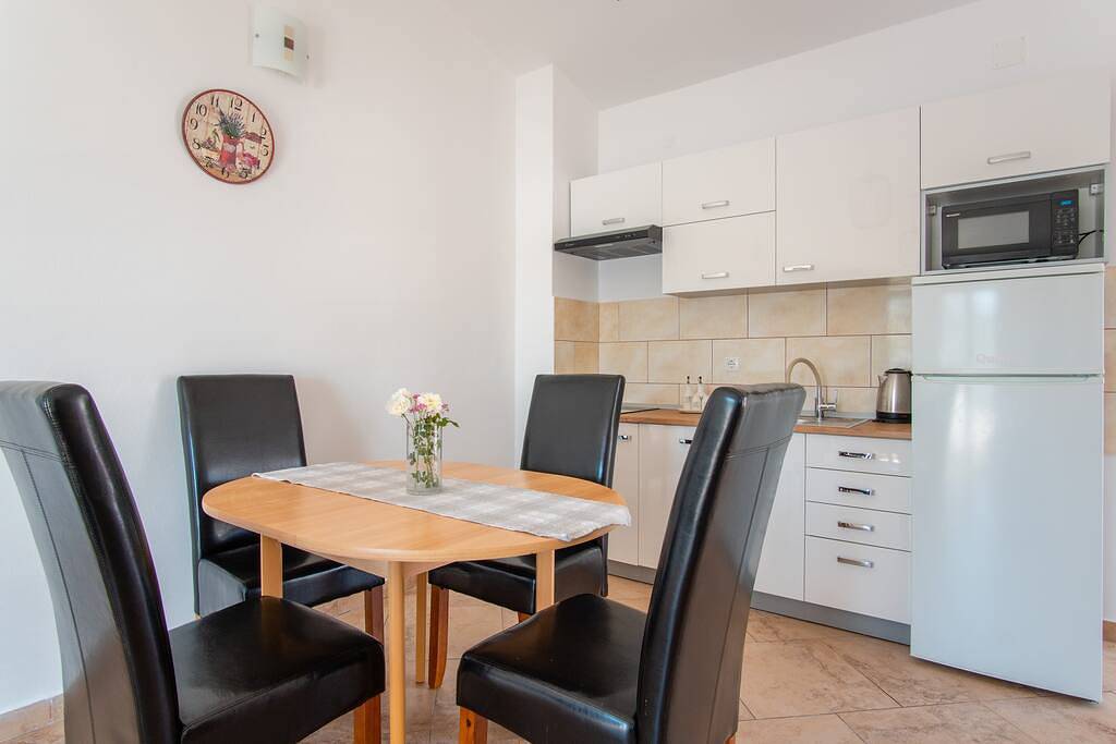 Ganze Wohnung, Ferienwohnung für 5 Personen mit Balkon/Terrasse in Pag Stadt, Pag