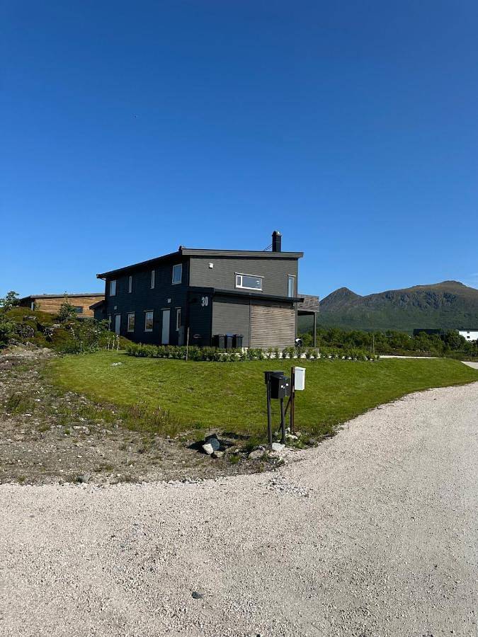 Ferienwohnung für 4 Personen, mit Balkon und Terrasse sowie Ausblick in Leknes - 2
