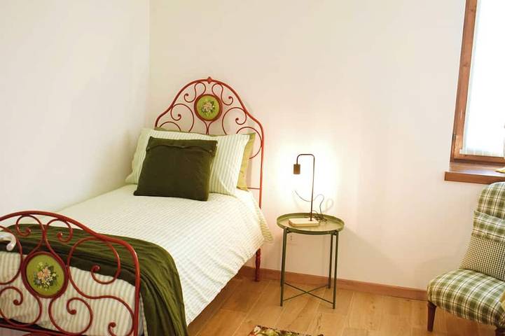 Beautiful cottage a few miles from Bellagio with stunning views of Lake Como in Civenna, Municipio de Bellagio