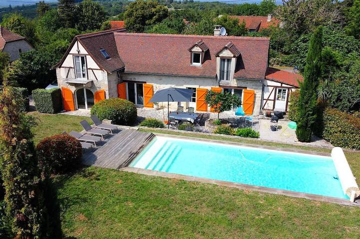 Location de vacances pour 8 personnes, avec jardin ainsi que terrasse et piscine à Saint-Jean-de-Laur