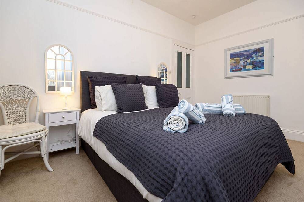 Apartment in fabulous position with sea and harbour views! in Looe, Cornwall