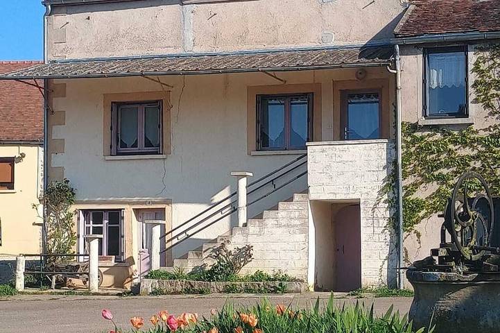 Gîte pour 9 personnes, avec Jacuzzi ainsi que Terrasse et Jardin à Genay