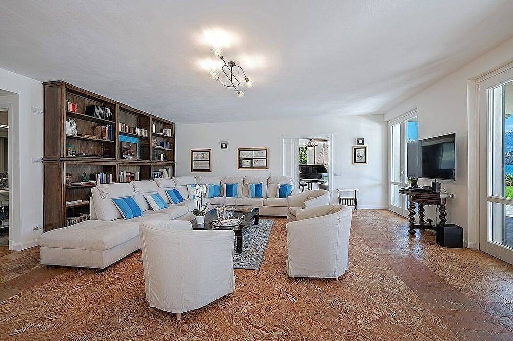 Villa Ippolita: An elegant and welcoming two-story villa located right on the Como Lake, with Free Wi-Fi. in Calozzo, Pianello del Lario