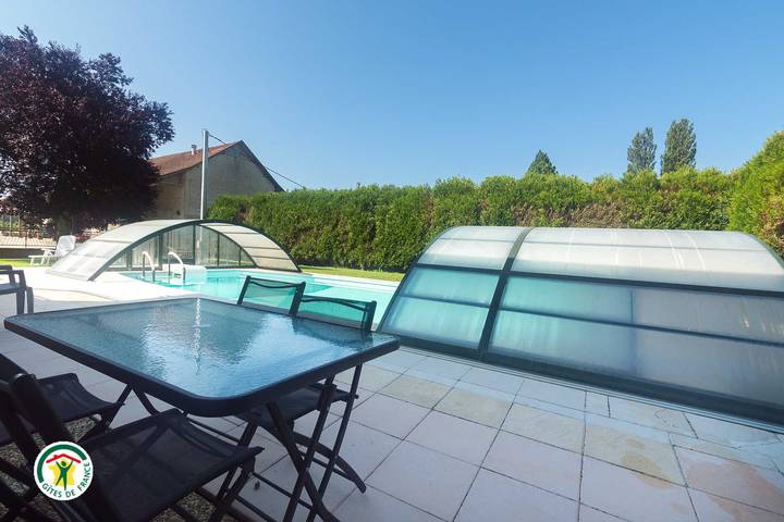 Location de vacances pour 4 personnes, avec Terrasse ainsi que Jardin et Piscine dans l' Isère