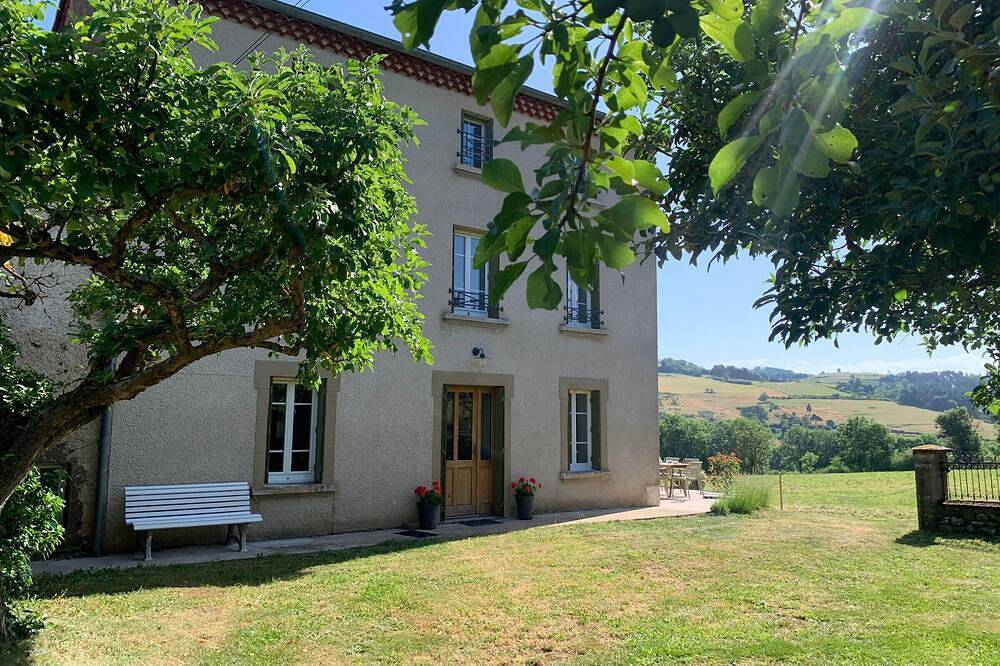 Gîte rénové campagne chic, 6 chambres pour 13 pers., jardin, terrasse, Haute-Loire in Siaugues-Sainte-Marie, Haute-Loire