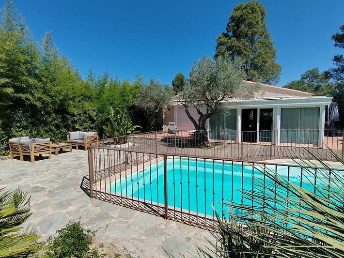 Location de vacances pour 8 personnes, avec vue ainsi que piscine et jardin à La Crau - 2