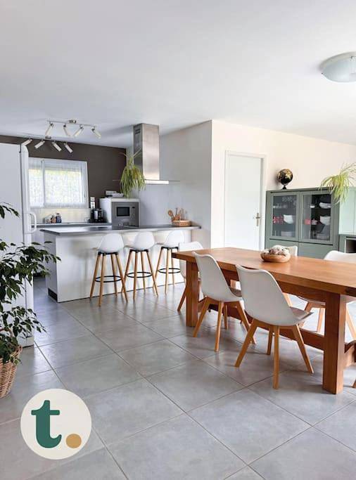Location de vacances pour 8 personnes, avec Terrasse et Jardin à Mesnard-la-Barotière