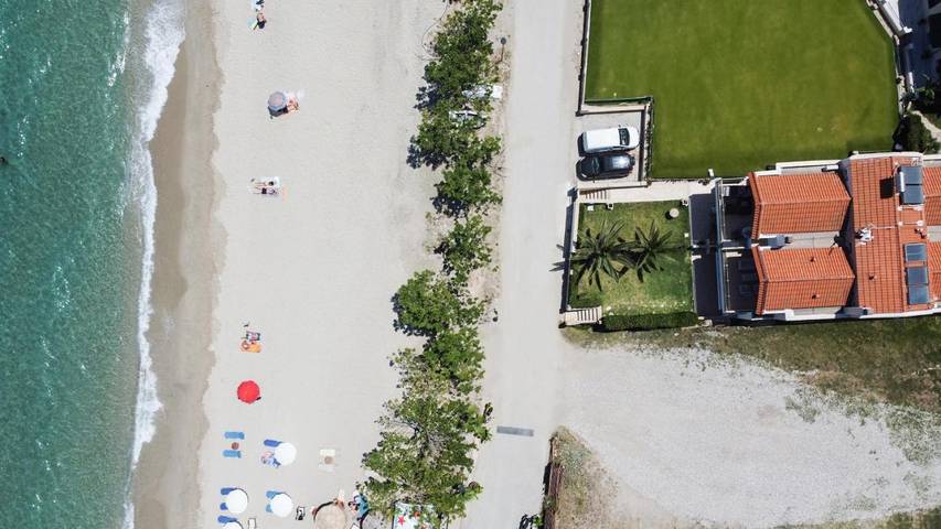 Location de vacances pour 11 personnes, avec vue et jardin dans Pefkochori