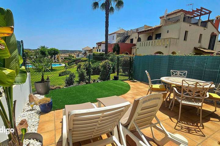 Ferienhaus für 4 Personen, mit Balkon und Garten sowie Pool, mit Haustier