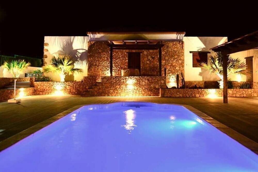 Apartamento entero, Exclusive residence consisting of 5 apartments with shared pool. in Los Estancos, Tetir