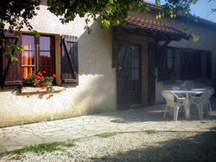 Location de vacances pour 6 personnes, avec terrasse ainsi que piscine et jardin à Naussannes - 2