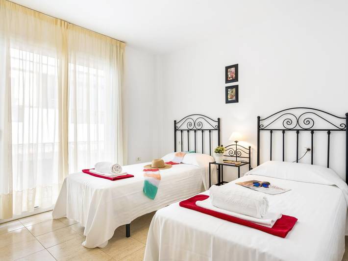 Ferielejlighed for 4 personer, med balkon og havblik, børnevenlig i Los Cristianos
