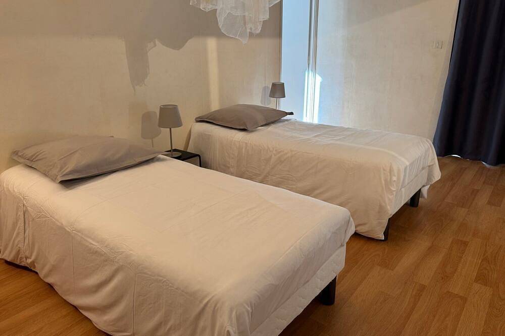 Le Clos de Posquières, wine-grower's house, pool in Vauvert, Nimes region