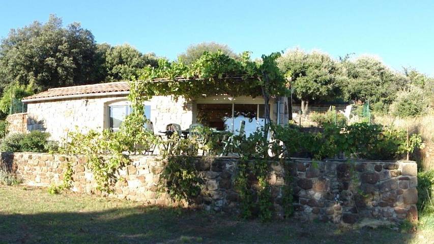Location de vacances pour 2 personnes, avec jardin ainsi que vue et piscine à Saint-Pierre-Saint-Jean