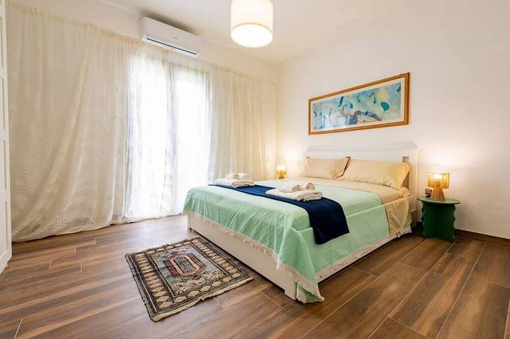 Spacious and charming 90-square-meter villa with a large garden of approximately 200 square meters equipped with a barbecue, perfect for five people and four-legged friends.The property is located in a very quiet area of ​​Montesilvano, perfect for e in Montesilvano, Pescara Provinz
