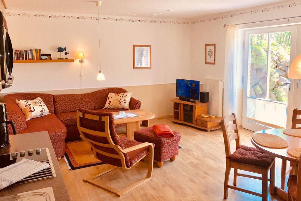 Ganze Wohnung, Ein Steinwurf zum Ostseestrand: Ferienwohnung Martha mit Terrasse in Polchow, Glowe