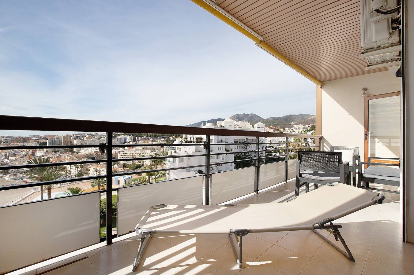 Appartement entier, Appartement 'Première Ligne Vue Panoramique' avec vue sur la mer, Wi-Fi et climatisation in La Carihuela, Torremolinos