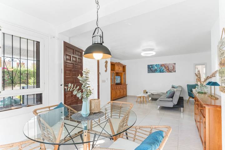 Entire apartment, Apartment 'Casa Reina Abajo' with Shared Pool, Wi-Fi and Air Conditioning in La Zenia, Orihuela