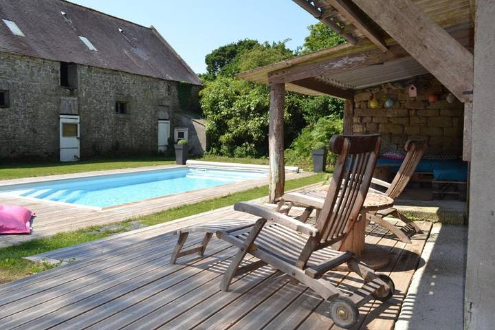 Location de vacances pour 13 personnes, avec jardin et piscine à Pluguffan