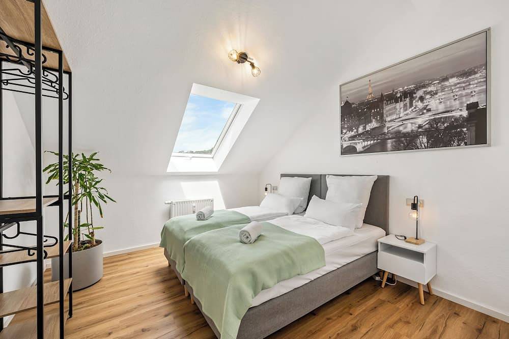 Ganze Wohnung, Ferienwohnung Hirschegg, 2 x Bad 5Z 10 Betten Küche 2 Parkplätze, Wlan in Bad Friedrichshall, Kurpfalz