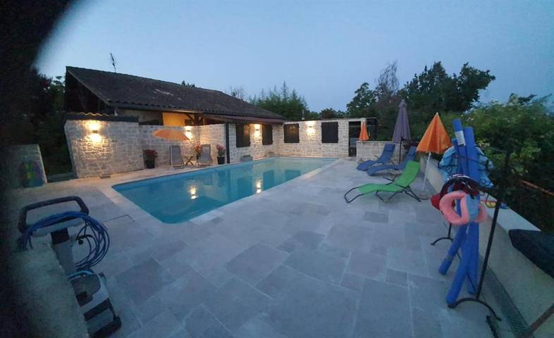 Parc de vacances pour 6 personnes, avec terrasse et vue ainsi que jardin et piscine, animaux acceptés à Montfermier - 3