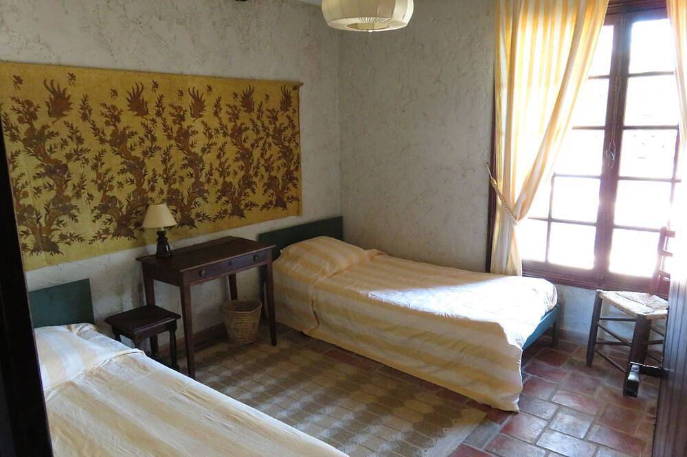Rustic villa with a large swimming-pool, close to the sea in Puget-sur-Argens, Draguignan region