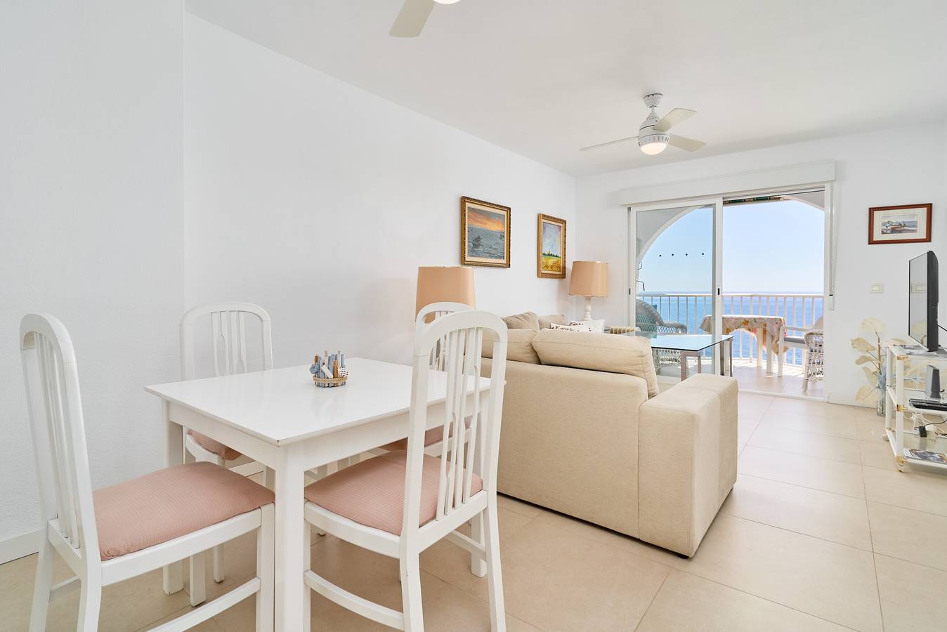 Ganze Wohnung, Ferienwohnung 'Tyson' mit Meerblick, Gemeinschaftspool und Wi-Fi in Almuñecar, Costa Tropical