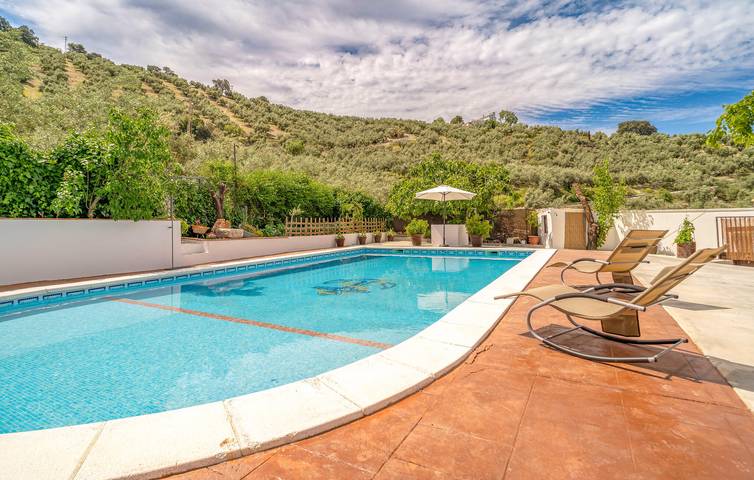 Acogedor apartamento con piscina y aparcamiento cerca del río y restaurante in Iznájar, Sierras Subbéticas