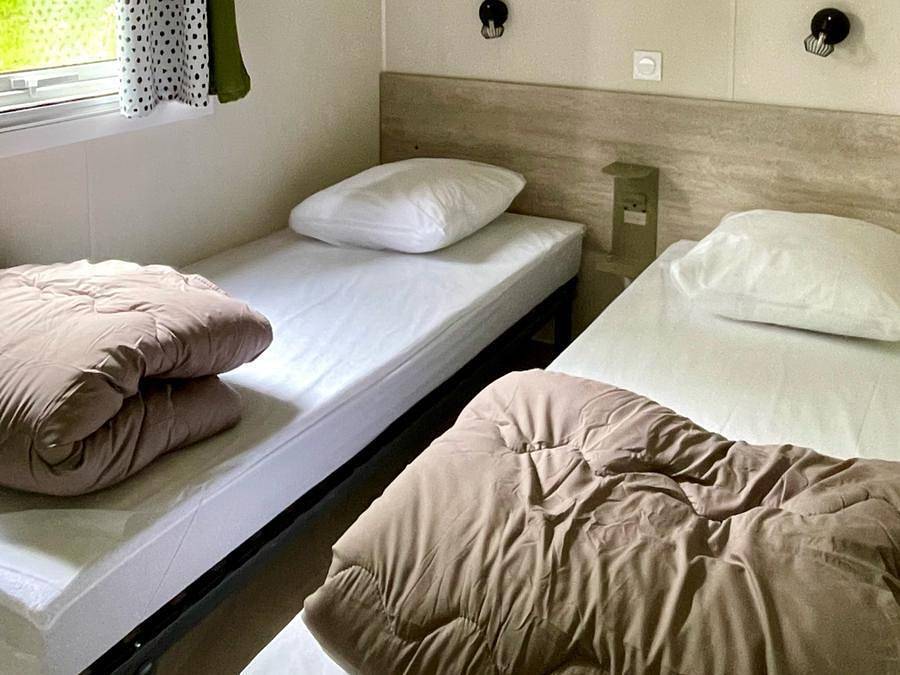 Flower Camping et Base de Loisirs de Rouffiac - Mobilheim 8 personen - Mobilheim Premium Rouffiac 40m² (3 Schlafzimmer) + 2 Bäder + Lv + Ll + Terrasse 6/8 Pers. in Angoisse, Périgord Vert