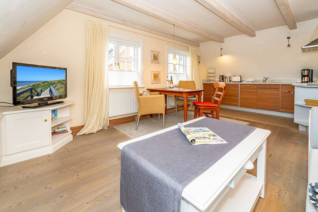 Ganze Wohnung, 2-Zimmer-Ferienwohnung im 1 Og mit Strandkorb vor dem Haus. in Westerland, Sylt (Gemeinde)