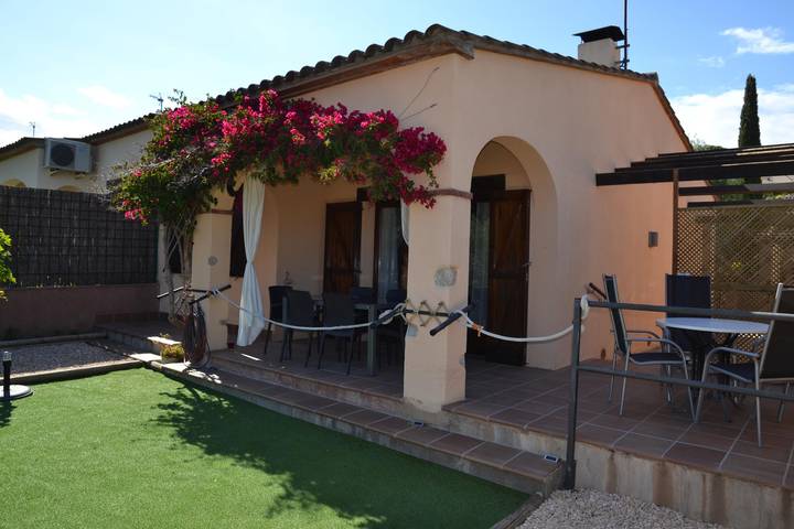 Casa rural para 5 personas, con Terraza y Jardín además de Piscina y Vistas en Baix Empordà