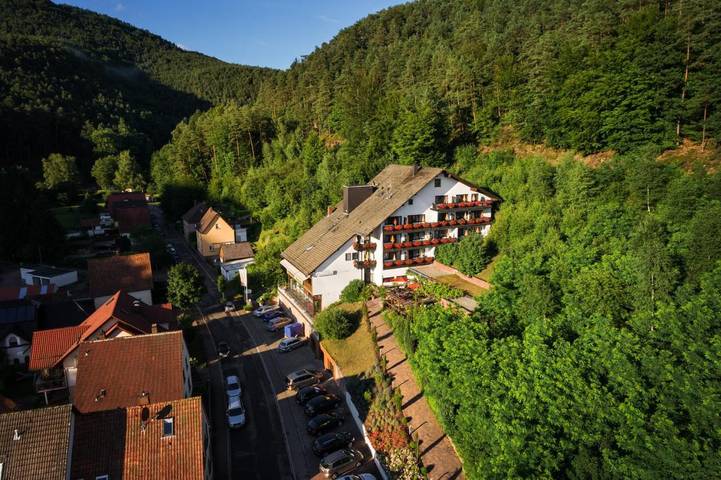 Hotel, mit Terrasse und Pool sowie Sauna in Erfweiler