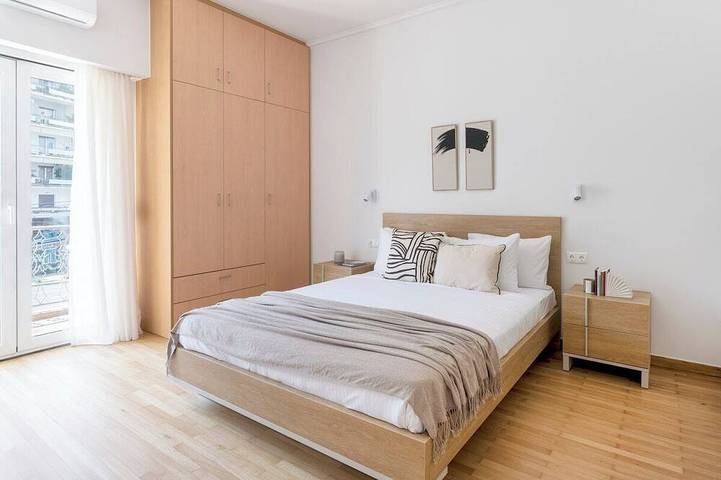 Entire apartment, Chic & Spacious 3Br Apartment at National Museum in Central Section of Athens, Athens