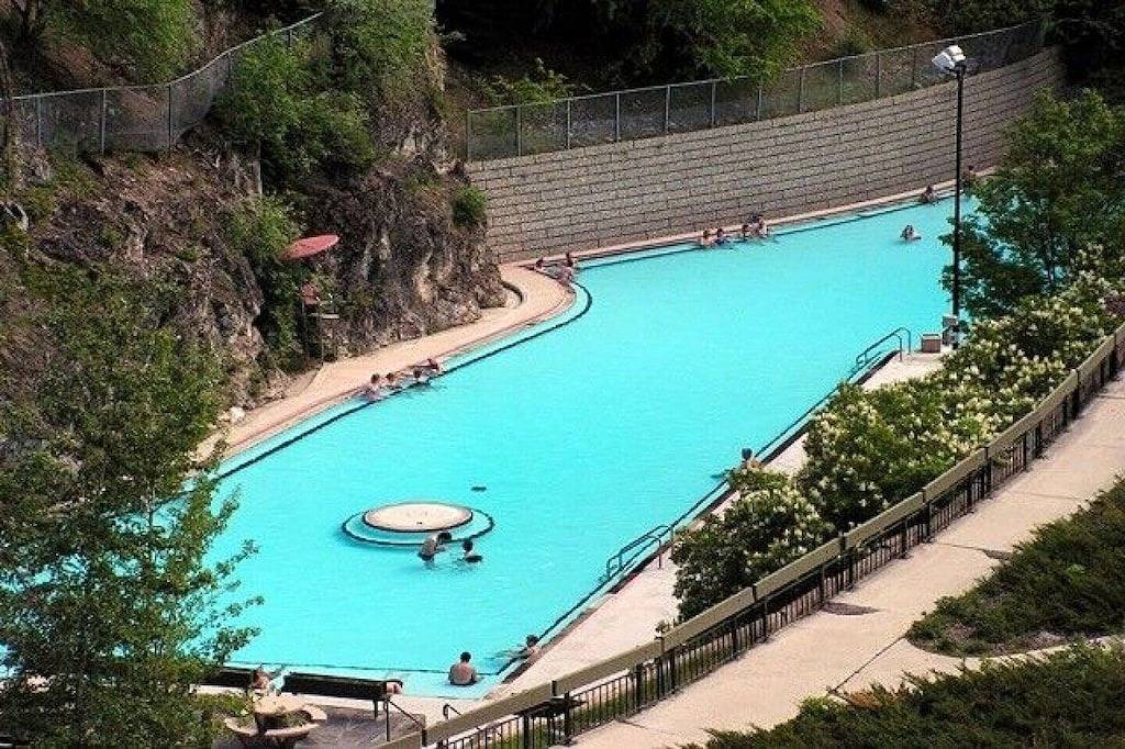 Seeblick Mtn. Zuhause! Sandstrand! Riesiger Hof! Spaziergang zu Stadt / Gastronomie / Tennis / Boot / Ski / Schwimmen !! in Kootenay-Nationalpark