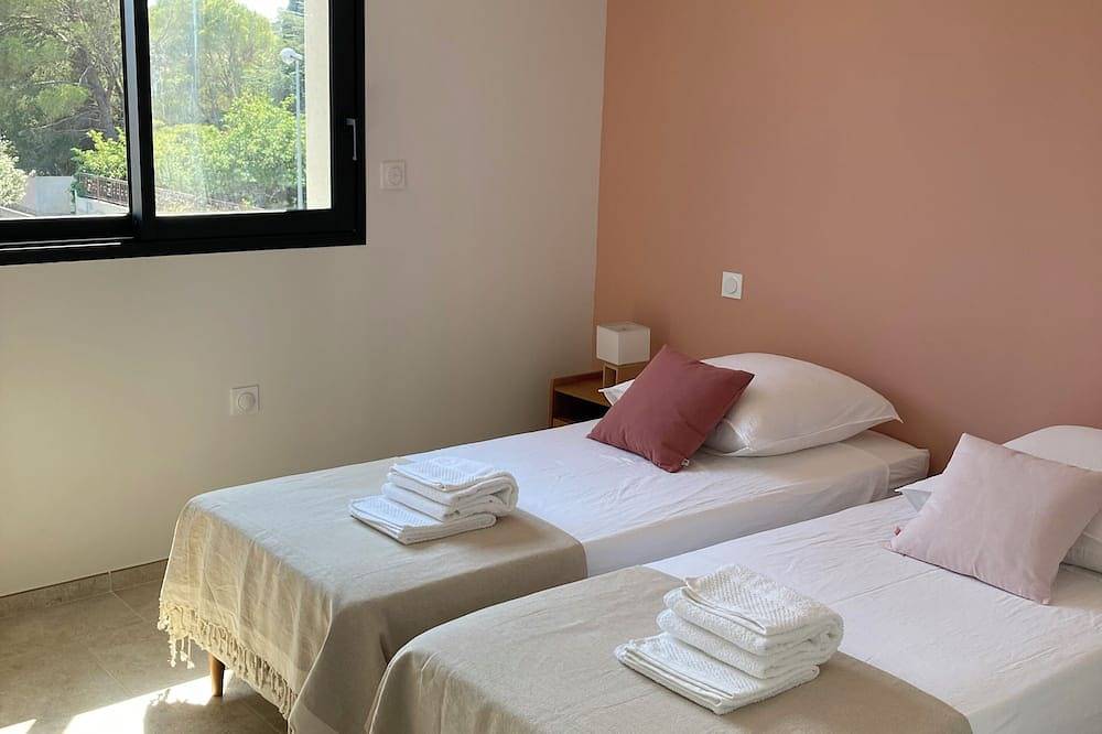 Modern family villa with swimming pool close to the sea in La Palme, Côte d'Améthyste