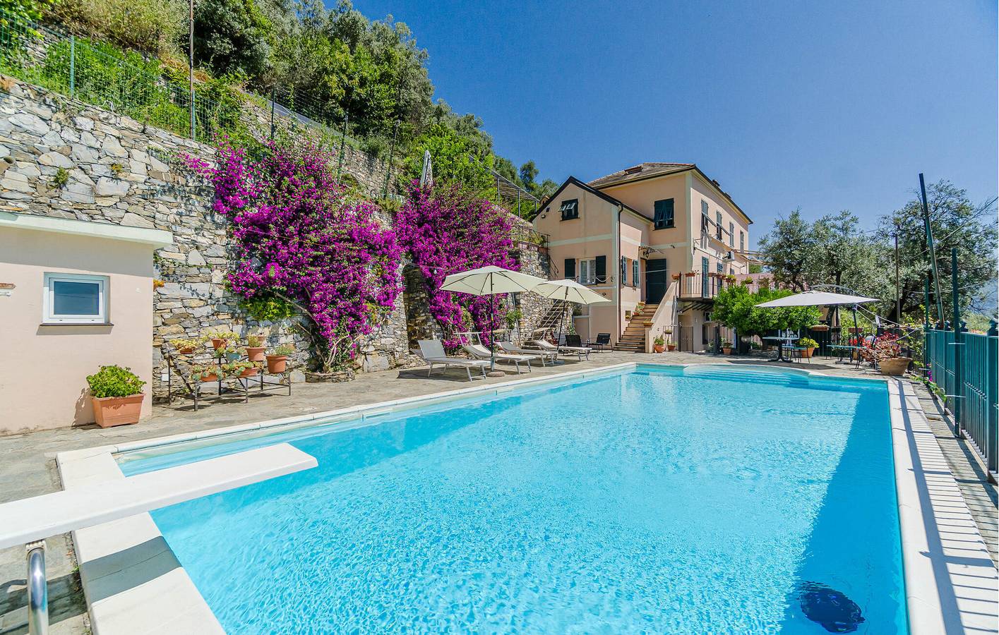 Ganze Ferienwohnung, Apartment am Strand mit Pool und AC, 2 km vom Strand entfernt in Recco, Ligurische Küste