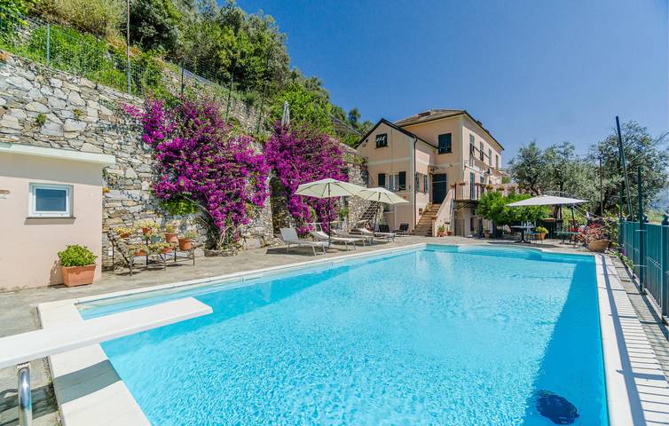 Appartamento intero, Appartamento fronte mare con piscina e aria condizionata, a 2 km dalla spiaggia in Recco, Riviera Ligure