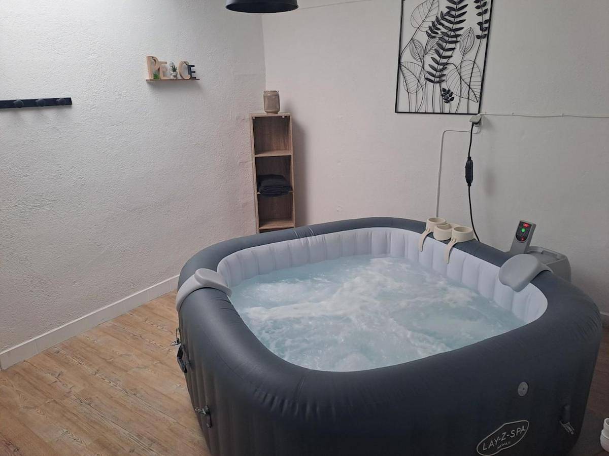 Gîte avec jacuzzis in Saint-André-sur-Sèvre, Deux-Sèvres
