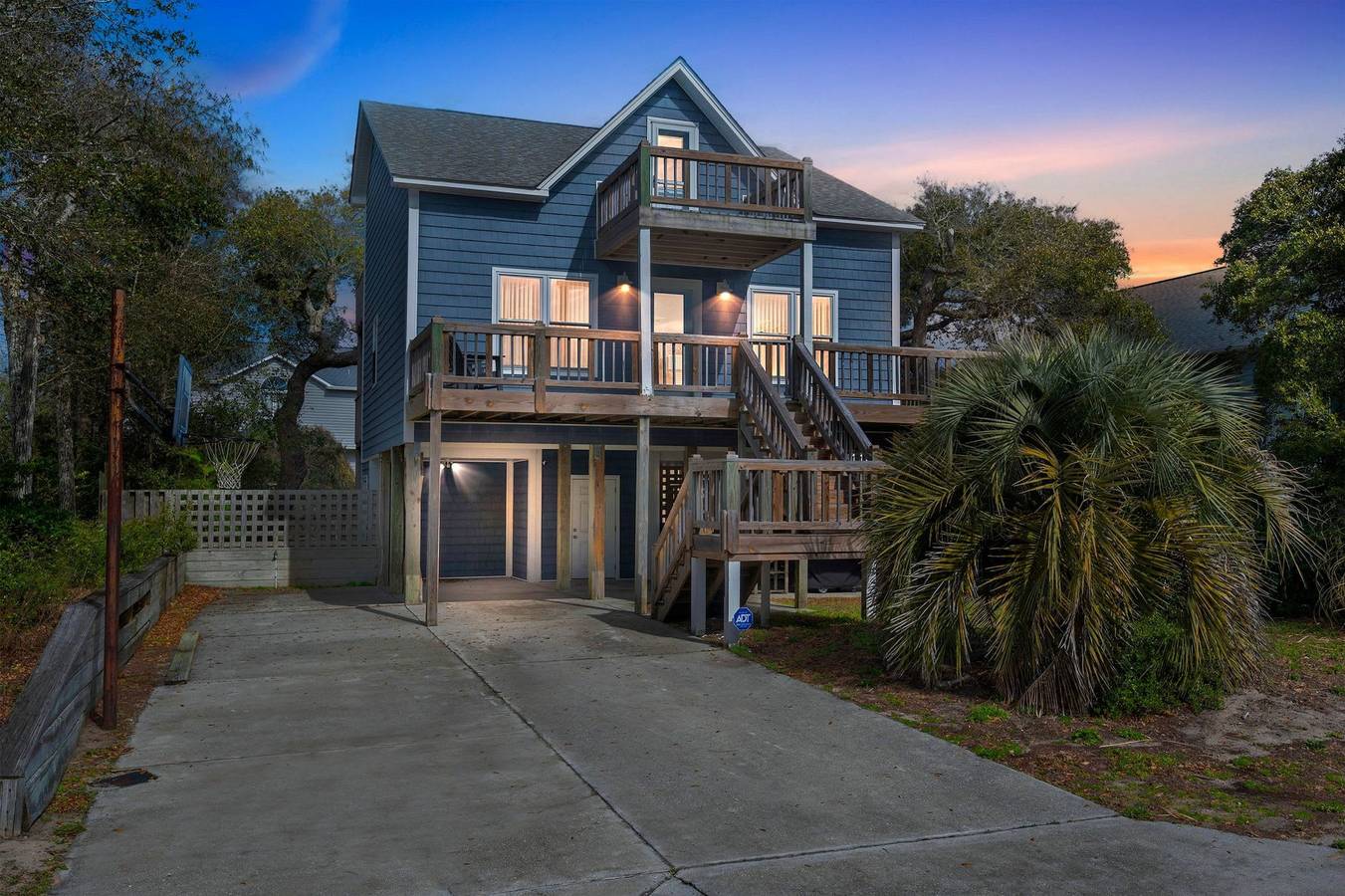 Walk to Beach, Private Deck, Family Fun in Surf City, Topsail Island
