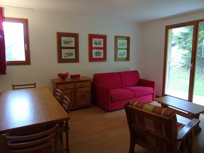 Entire apartment, Cozy 2-Room 6-Person Apartment with Terrace, Near Ski Lifts, Shops, and Schools in Valfréjus in Valfréjus, Modane