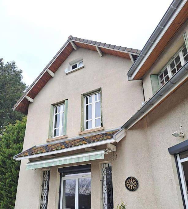 Location de vacances pour 8 personnes, avec piscine ainsi que vue et jardin à Francheville - 2