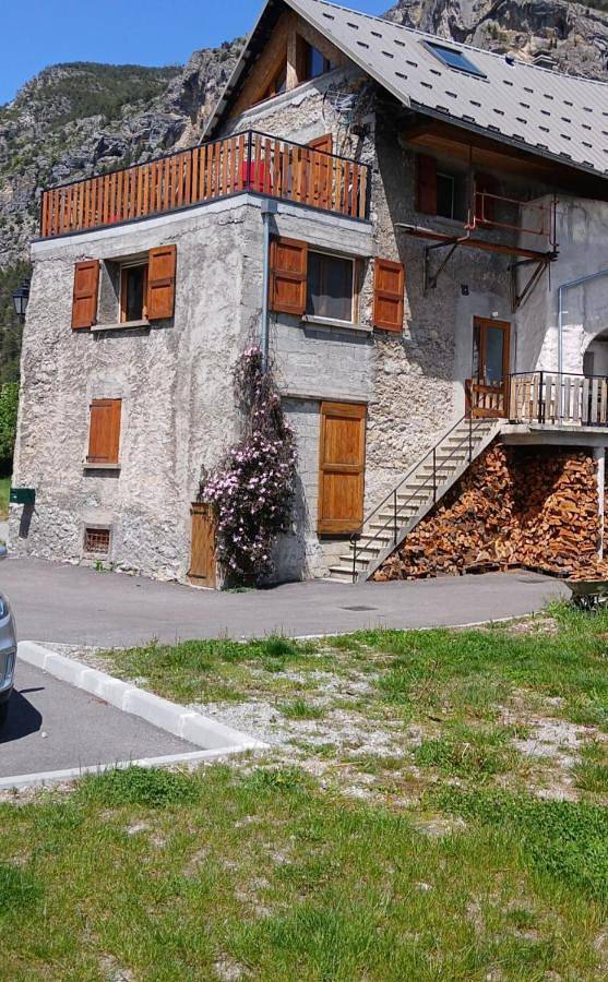 Location de vacances pour 6 personnes, avec vue et jardin à La Roche-de-Rame