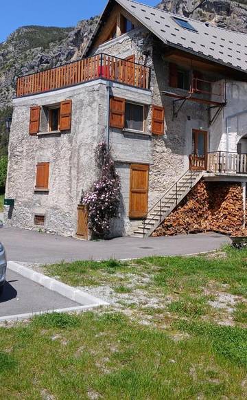 Gîte pour 6 personnes, avec vue et jardin, animaux acceptés à La Roche-de-Rame