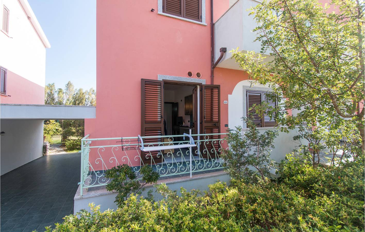 Entire vacation apartment, Poolside Apartment with Kitchen & Internet, 1.5km to Beach in Sos Alinos, Orosei