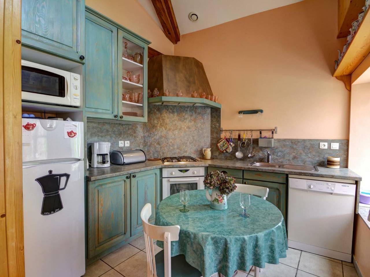 Gîte Bellevue à Marols pour 6 personnes avec charmante cour fermée in Marols, Montbrison