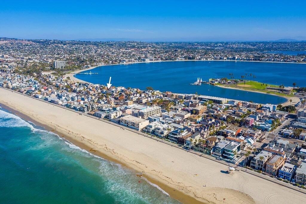 Charming Beach Bungalow steps from the Ocean & Bay in Mission Beach, San Diego