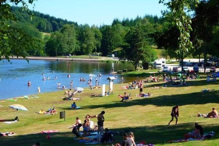 Location de vacances pour 4 personnes, avec jardin ainsi que piscine et terrasse, animaux acceptés à Saint-Rémy-sur-Durolle - 3