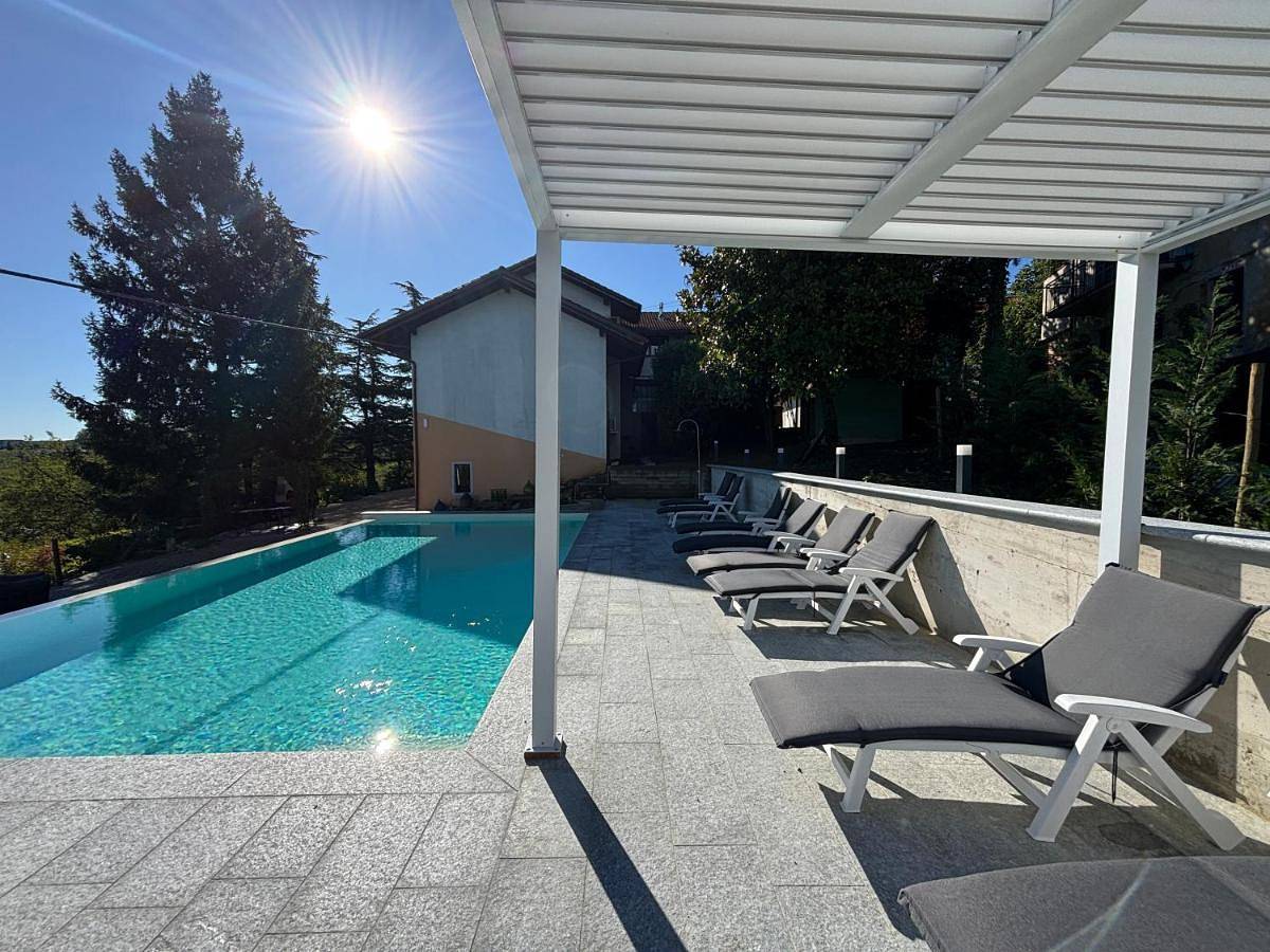Relais Portaluna delle Langhe, Private Estate with Pool, 7 Bedrooms, Sleeps 18, Vineyard Views in Mango , Langhe