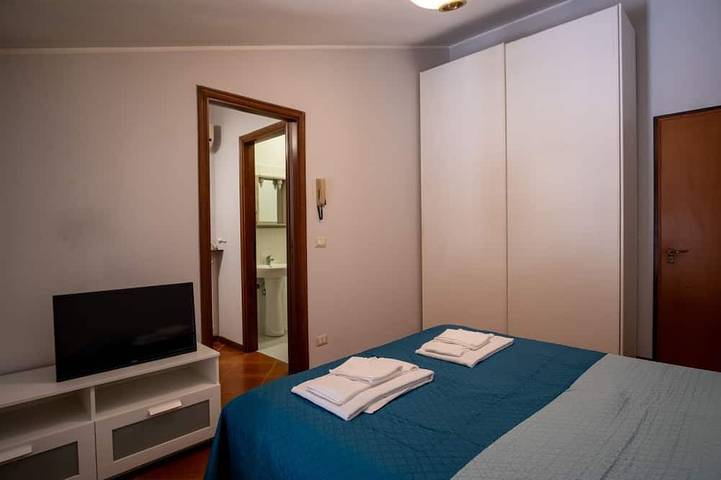 Appartement entier, A comfortable 65 sqm apartment, suitable for up to 3 people, located on the first floor of a building without an elevator (access via stairs).The property is strategically located just 50 meters from the hospital.Piacenza city center is easily accessible in Plaisance (Italie), Province de Plaisance